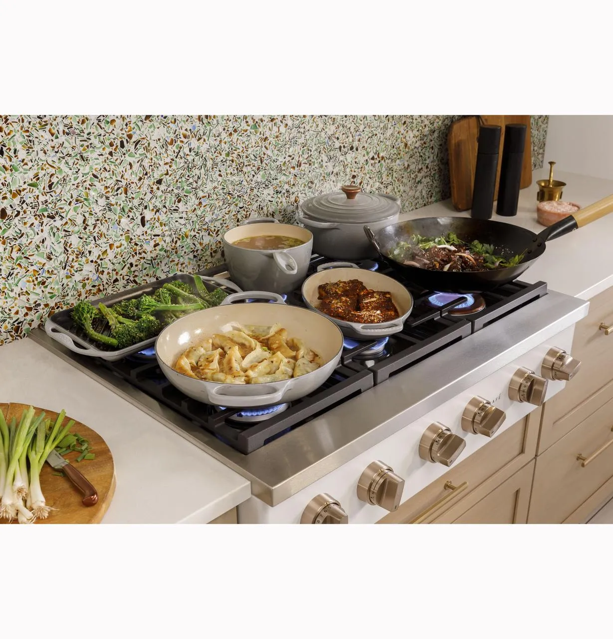 Cafe CGU366P3TD1 Caf(eback)™ 36" Commercial-Style Gas Rangetop with 6 Burners (Natural Gas)