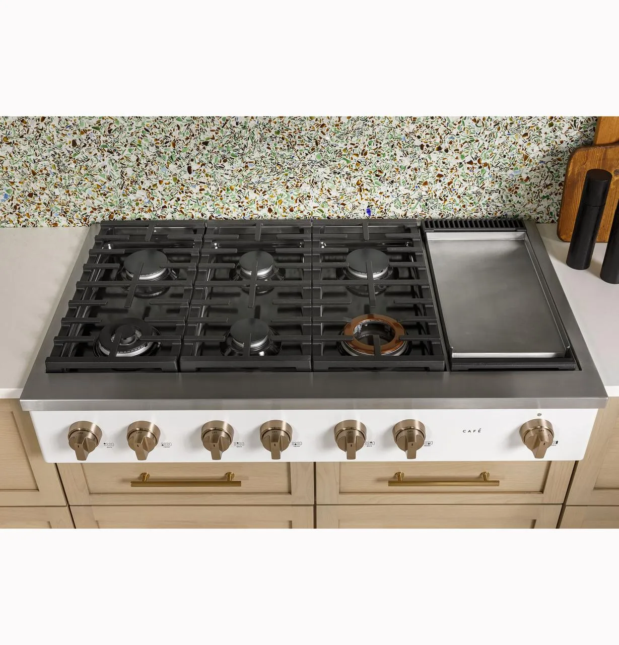 Cafe CGU486P3TD1 Caf(eback)™ 48" Commercial-Style Gas Rangetop with 6 Burners and Integrated Griddle (Natural Gas)