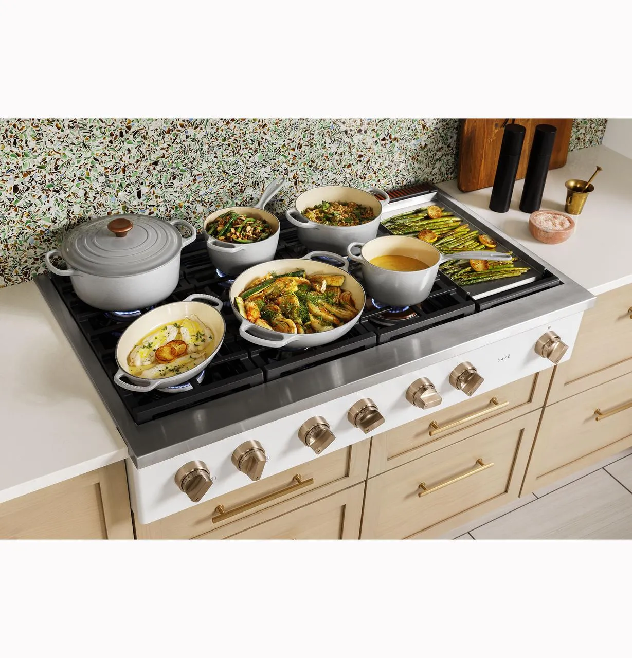 Cafe CGU486P3TD1 Caf(eback)™ 48" Commercial-Style Gas Rangetop with 6 Burners and Integrated Griddle (Natural Gas)